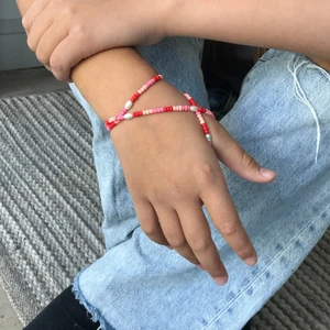 Fint halsband och kanske typ som ett arm - Fint med små vita pärlor🥰🥳