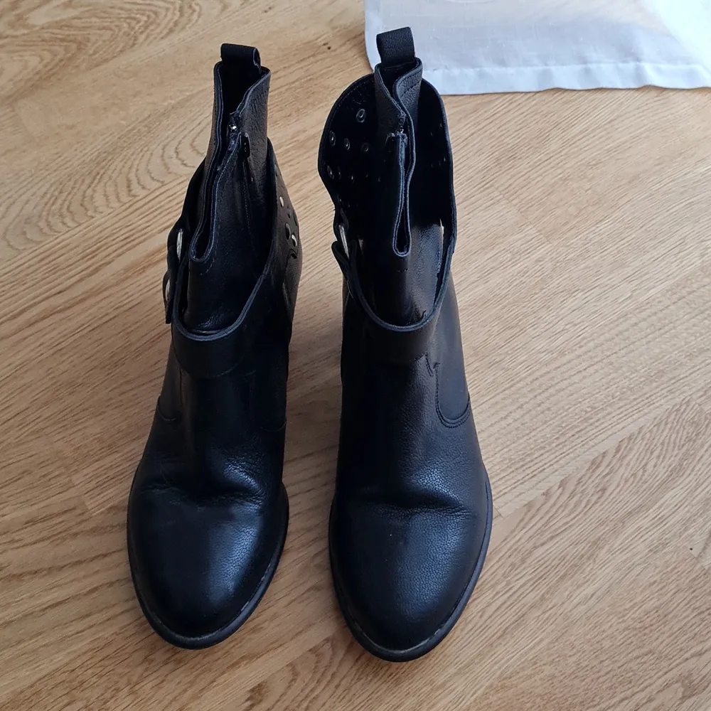 Boots with removal details bought in Paris. Size 40 but I normally wear a size 39. Skor.