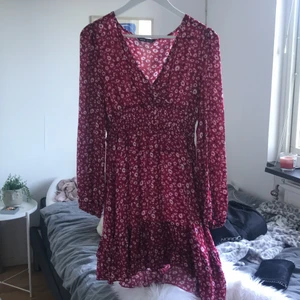 Blommig klänning - Säljer denna söta blommiga klänning då den inte kommer till användning (aldrig använd), storlek M men passar mig som är en S❤️‍🔥