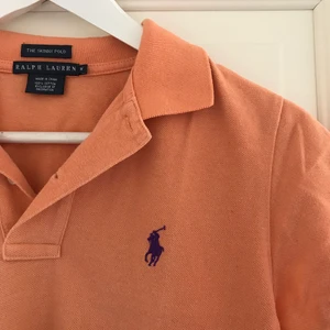 Ralph Lauren tröja - Orange Ralp Lauren tröja strl M. Ganska gammal men hel och ren! Kan mötas upp i Stockholm 🌸