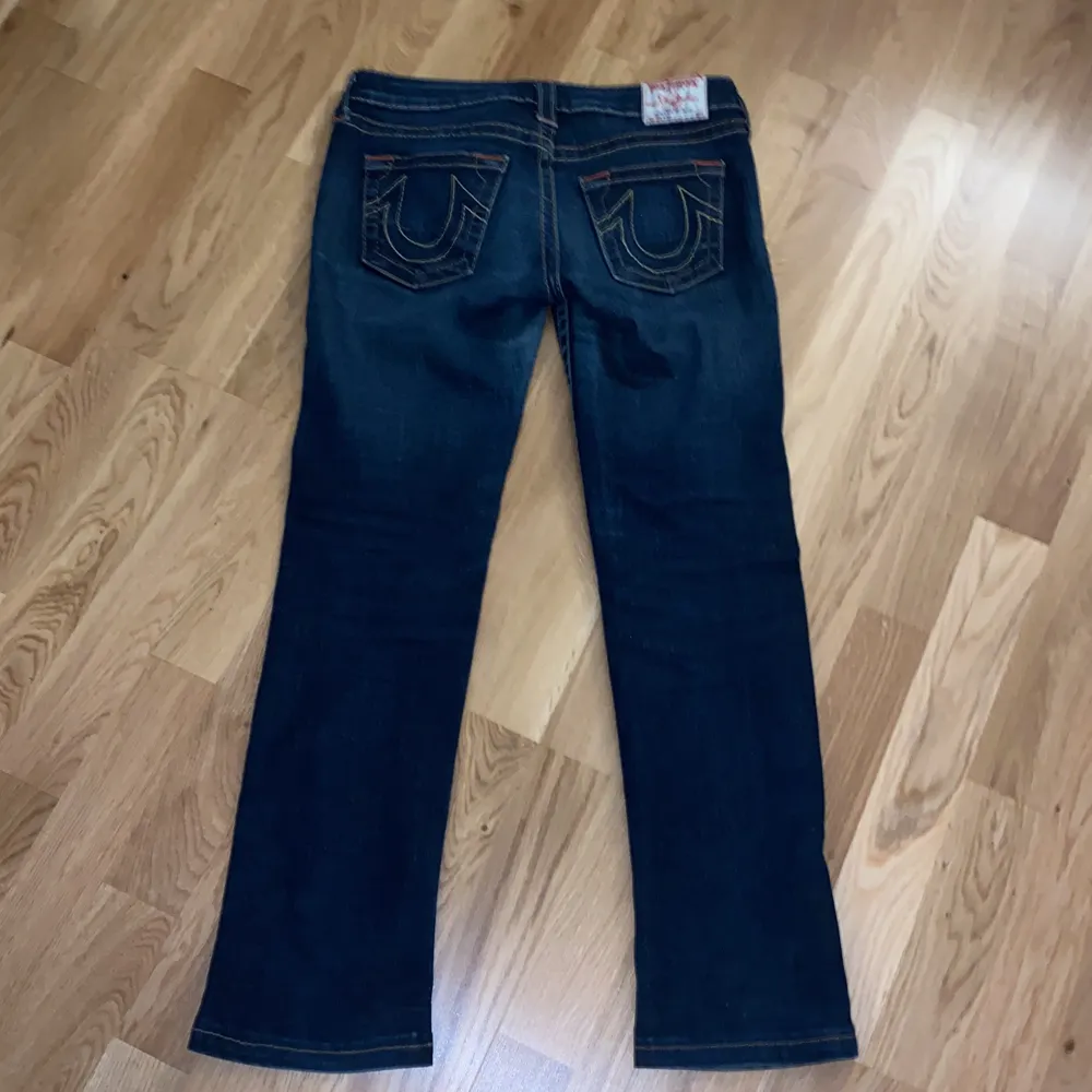 jättesnygga low waisted  True Religion Jeans som tyvärr är lite för korta för mig. modellen är straight/ lite bootcut!💓mycket bra skick!! (spårbar frakt 66kr). Jeans & Byxor.