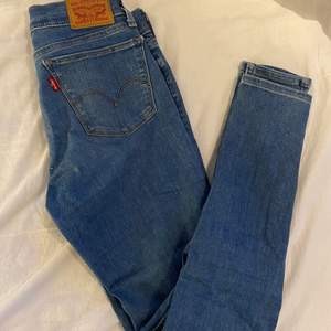 Ett par superfina Levis jeans, dem är i W28 och L30. Knappt använda senaste året eftersom jag blivit längre. Den är i jättefint skick. ❤️🥰 Köparen står för frakten!