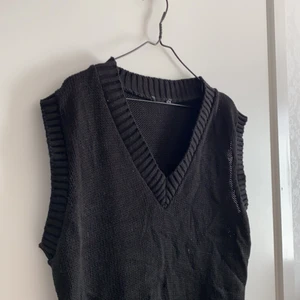 Trendig svart väst  - Säljer denna svarta kortärmade tröjan, säljs pga tröttnat helt enkelt. 