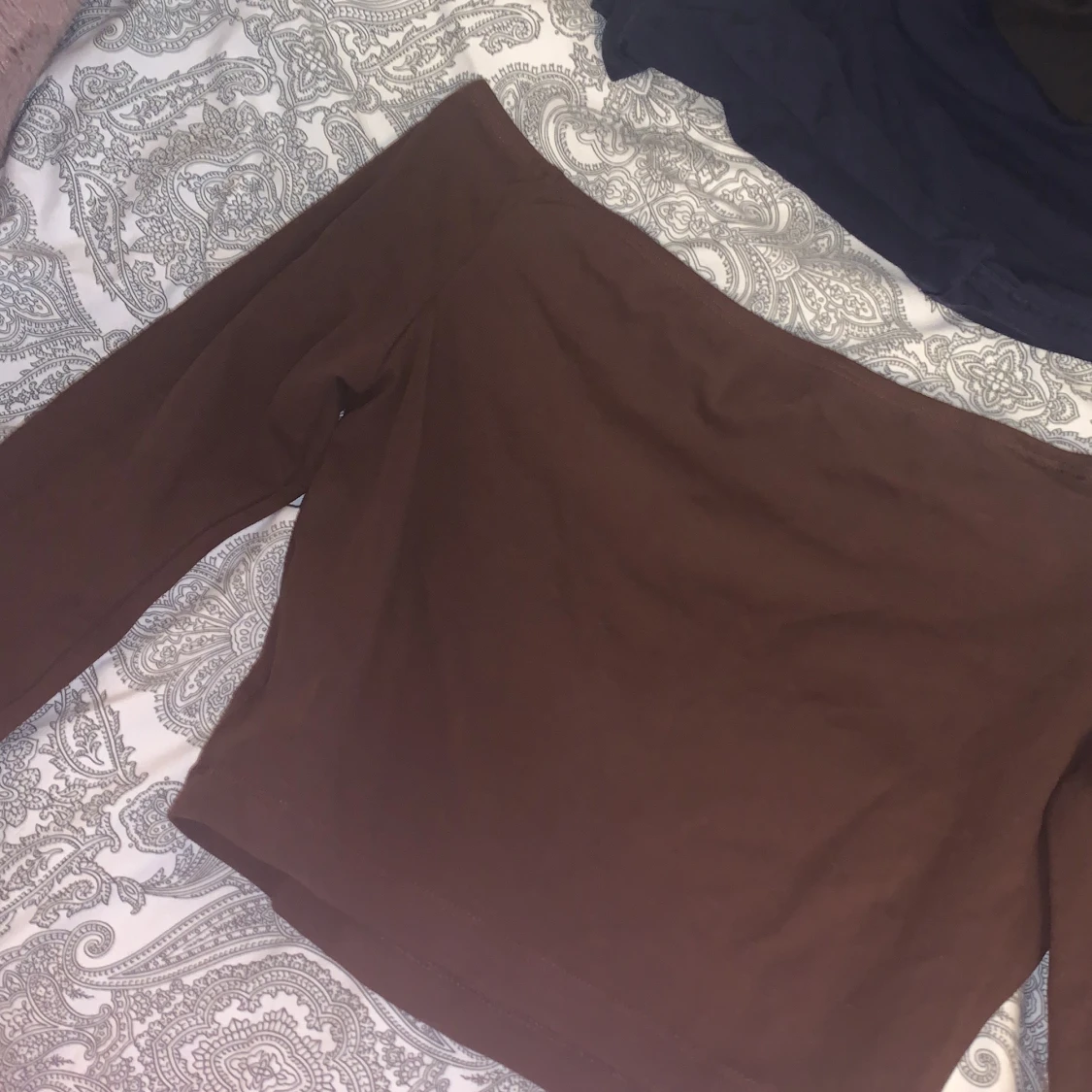 Offshoulder tajt brun tröja 