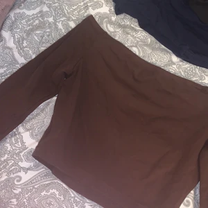 Offshoulder tajt brun tröja  - As snygg men tyvärr för liten för mig. Den åker it upp och sitter ganska kort. Strl S