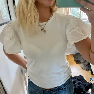 Topp - Fin topp med volang ärm, knappt använd 