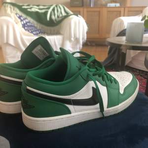 Nike Jordan 1 low pine green storlek 45,5, condition 8/10. Köpta på StockX. Nypris 6000kr