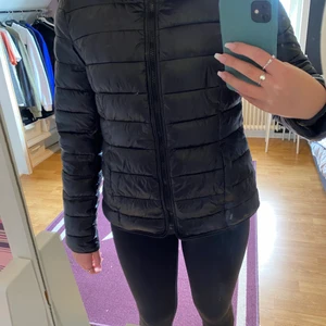 Vinterjacka - Säljer nu min svarta vinterjacka i storlek M passar även om man har S. 
