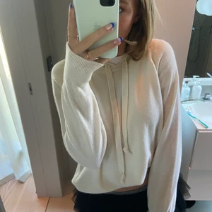 soft goat hoodie!!💘💘😇😇🙏🏼🙏🏼😋😋 - helt ny softgoat hoodie, aldrig använd och lappen är kvar💘💘💘💘💘kommer tyvärr inte till användning 😫😫 Nypris : 2495kr!! Pris kan absolut diskuteras!!