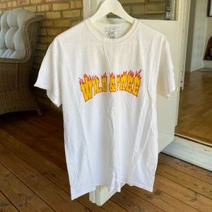 WILD & FREE t-shirt - Köpt från NELLY. En enkel vit t-shirt med tryck på, härligt material i hög kvalitet. Condition: 8/10. Frakt är 45 kr. Köp nu! 😊