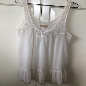 Linne - Ett gulligt genomskillniga linne från Hollister💞 passar utmärkt att dra på sig när man exempelvis är på stranden. Linnet har även fina detaljer som man kan se på bilderna. Storlek M men passar alla, säljer pga används för lite. Pris diskuteras kom privat, högsta bud gäller och köparen står för frakt💞