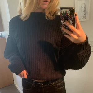 Stickad tröja  - Jätte fin stickad tröja med ballong ärmar från nakd! Stickad av grövre garn. Storlek xs men passar mig som brukar ha s. Kolla andra annonser, utränsning av garderob!