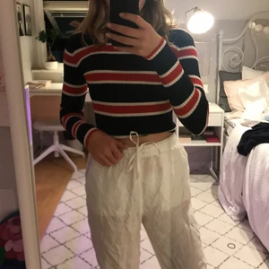 Tight tröja med ränder - Skön långärmad tröja med röda och vita ränder som jag fick med som inte riktigt var min stil därför kommer jag sälja den här om någon annan känner att de tycker att den va snygg