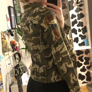 Grön camouflage jacka - Super snygg camouflage jacka som passar en XS eller en liten S, den är i princip i ny skick och änvänd ett få tal gånger. Köparen betalar för frakt🥰