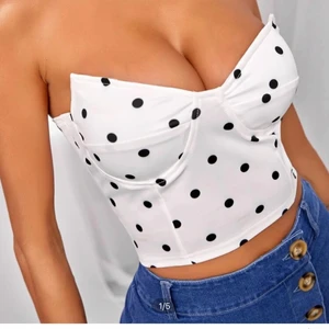 Vit prickig topp - Vit croppad topp med prickar i strl S! Oanvänd då den var för stor för mig. Säljes för 99kr , köparen står för frakt💘