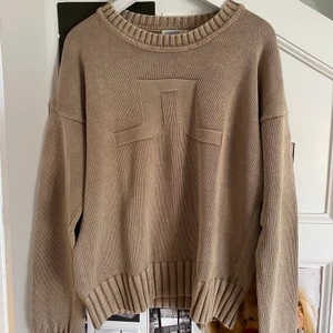 Beige tjocktröja J.Lindeberg - Snygg tjocktröja från J.Lindeberg. Storlek L så passformen är oversize. Perfekt till hösten ju!! Frakten är inkluderat i priset 🌟