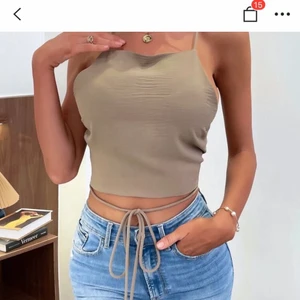 Linne med öppen rygg och knytning  - Beige/brunt linne med öppen rygg och knutband som korsas i ryggen. Köpt från Shein men aldrig använt, så i nyskick.