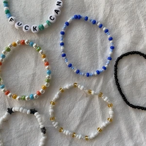 Armband! - Tar nu specialbeställningar på armband! Du börjar med att välja vilka pärlor du vill ha, eller om du har en inspobild! Sedan bestämmer vi tillsammans ihop om ett pris som passar till ditt armband (alla priser är inkl frakt!) Sedan gör jag armbandet och postar till dig! (Alla armband görs med elastiskt tråd, du säger även måttet runt i handled så jag kan göra det efter dina mått! 