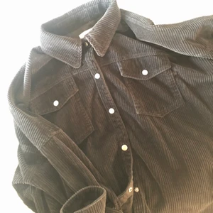 Manchester overshirt/ skjorta  - Sjukt najs Manchester overshirt/skjorta från Zara. Lite ljusare/gråare än på sista bilden. Verkligen skön att ha nu i höst! 💕💕💕