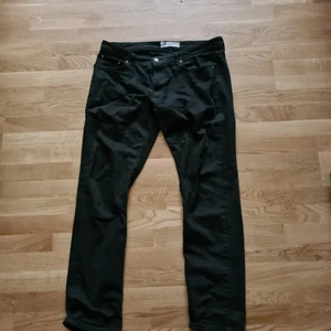 Svarta Jeans - Det står att dom är 38 runt midjan men känns som 36 skulle jag säga. Dom är lätt lagade vid rumpan. 
