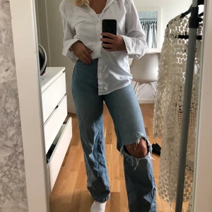 Monki jeans - Jeans från monki i den populära modellen Yoko. Så snygga med ett hål i ena knät jag klippt själv. Lite för korta på mig som är 170 cm därför säljer jag dom. 200 kr, storlek w: 26