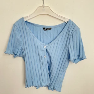 Kofta XS - Söt kofta i himmel blå från SHEIN! Jätte söt o skönt material! Sitter väldigt fint men är rätt kort! Jag börjar lägga priset på 30 kr så får ni fortsätta! + frakt<33 Tar bara swish o skriv bara om du är intresserad!💗💕💞