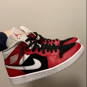 Jordan 1 mid gym red black - Jordan 1 mid gym red black, stl 42,5 cond 9/10