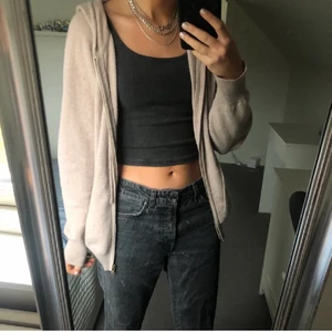 Kashmir hoodie - Säljer min kashmir hoodie från Davida cashmere. Den är i gott skick och inte alls nopprig☺️
