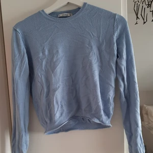 Långärmad tröja - Tröja från pull & bear från, något nopprig därav priset. Supermjuk och fin färg. Storlek M men passar S också