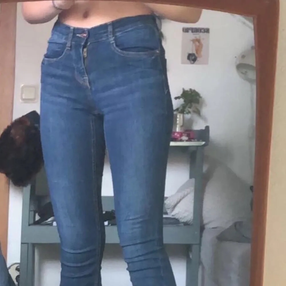 Ett par lågmidjade bootcut jeans, dom är bra i längd på mig som är 165😋 Det står att dom är i storlek 36 men sitter tajt på mig som har 34 ish💜. Jeans & Byxor.
