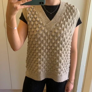 Stickad väst från SistersPoint (L) - Stickad väst med mönster, storlek L för den ska upplevas oversized, i gott skick🥰