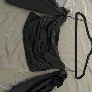 Jätte fin topp från Gina!  - Svart topp med puffiga armar från ginatrickot använd 6-7 gånger men fint skick. Nypris 349kr 