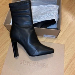 Steve Madden stövletter  - Helt nya stövletter från Steve Madden, då de tyvärr är i fel storlek för mig måste jag sälja vidare dessa fantastisk snygga skor. De är i storlek 38,5 men är lite små i storleken så funkar för en 38, endast provade som sagt och köptes för 1700 kr. De kan skickas i original kartong om det önskas! 🥰