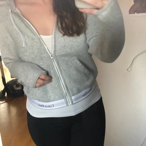 Calvin Klein zip-up  - Grå munkjacka från Calvin Klein i storlek M. Köparen står för frakt🥰
