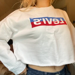 Levis tröja  - Super fin croppad Levis tröja! I storlek L men upplever den som liten i storleken. Givetvis äkta Levis🥰 I super fint skick använd fåtal gånger! Jag är vanligtvis S och den sitter lite oversized på mig💕
