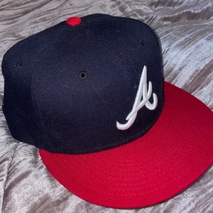 Fitted keps - 57,7 cm, använd 2-3 gånger men hade ingen mer användning av den senare.