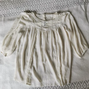 Vacker blus  - Knappt använd, mycket vacker blus. Ganska genomskinlig. En liten maska har dragits på framsidan a tröjan, därav det billiga priset. 