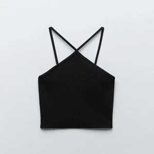 Halter neck svart zara - Säljer detta linne från zara! Slut såld på hemsidan. Linnet är i bra skick och har inte kommit till användning på väldigt länge. Storlek M, men passar mig som brukar ha Xs/s. Startar budgivning om fler är intresserade 