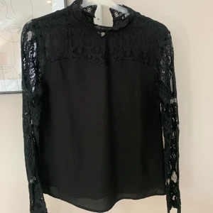 Svart blus  - En svart tunn blus i storlek s från shein. Blusen har genomskinlig spets längs med armar, axlar och kragen! Otroligt fin men har aldrig fått tid att använda den. Frakt tillkommer på 45kr! 