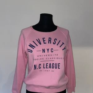 Rosa collagetröja - Rosa collagetröja från Gina Tricot. Använd fåtal gånger. Strl S