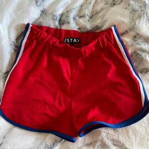 Röda shorts  - Shorts från Carlings med stripes på sidorna stretchigt resår. Passar även S och M