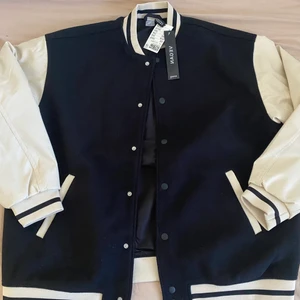 Beige Jacka GRATIS FRAKT  - Gratis frakt och i nytt skick !!! Köpte den nyligen för lite dyrare pris. Har aldrig använt den heller ❤️