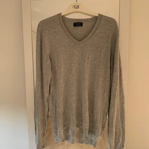 V ringad tröja  - Mjuk och skön v ringad långarmadtröja! Jätte  snygg bara för sig skälv eller med T-shirt eller skjorta under. Stretchigt material o faller snyggt på kroppen. Vid fler frågor bara skriv 😊 köparen står för frakt 🚚 