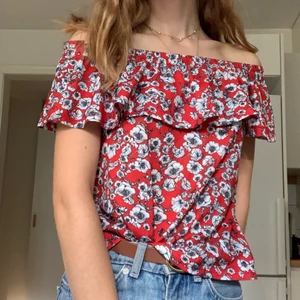 Blus - Jättefin blus som endast är använd ett fåtal gånger och därför i gott skick och bra kvalitet! Den har resår så att den inte åker ned.