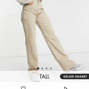 Long Straight Fit Jeans  - Jag säljer mina beigea Long Straight Fit Jeans från Asos, Stradivarius då dem inte kommer till användning💓 Dem har bara använts några få gånger, jag är 172 cm lång och dem går ner nedanför hälarna, men med skor passar dem perfekt. Skriv om ni har några frågor eller vill ha fler bilder :)) Om fler är intresserade blir det budgivning💓 