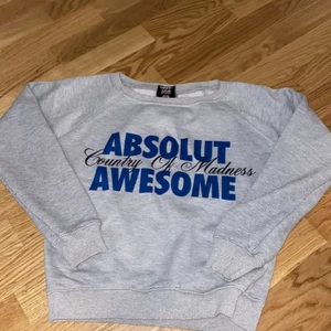 Huddi  - En tjock tröja som de står absolut awesome och är använd rätt mycket. Den är hel och har inga hål.