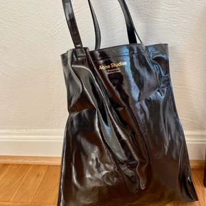 Acne Studios tote - Jättefin Acne axelväska som tyvärr blev ett felköp! Använd endast en gång! Nypris 2700kr. Frakt ingår vid köp!