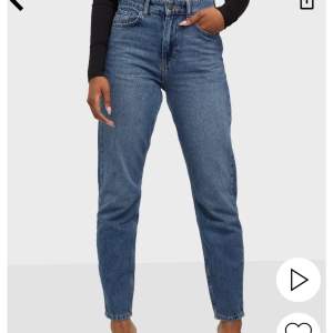 Bianca ingrosso sa i hennes kläd video att dessa jeans från nelly.com var den bästa passformen på jeans enligt henne som fans. Jag köpte de på en gång och håller helt med. Använde några gånger men insåg snabbt att jag valt fel storlek. Säljer dem alltså nu till nästa person som vill ha ett par riktigt fräsha jeans för billigt pris. Skriv för bättre bilder.