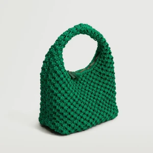 Väska  - Säljer min grön väska från mango! Köpte för 1100