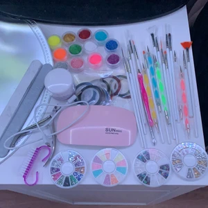 Kommer inte ihåg  - Nagel sätt aldrig använt för inte vill göra naglar längre det blir 300 hundra för allt kan bli billigare för snabba affär, man kan köpa en ensaka sak behöver inte köpa allt tillsammans då det blir billigare vet inte frakten än så vi pratar om det privat 